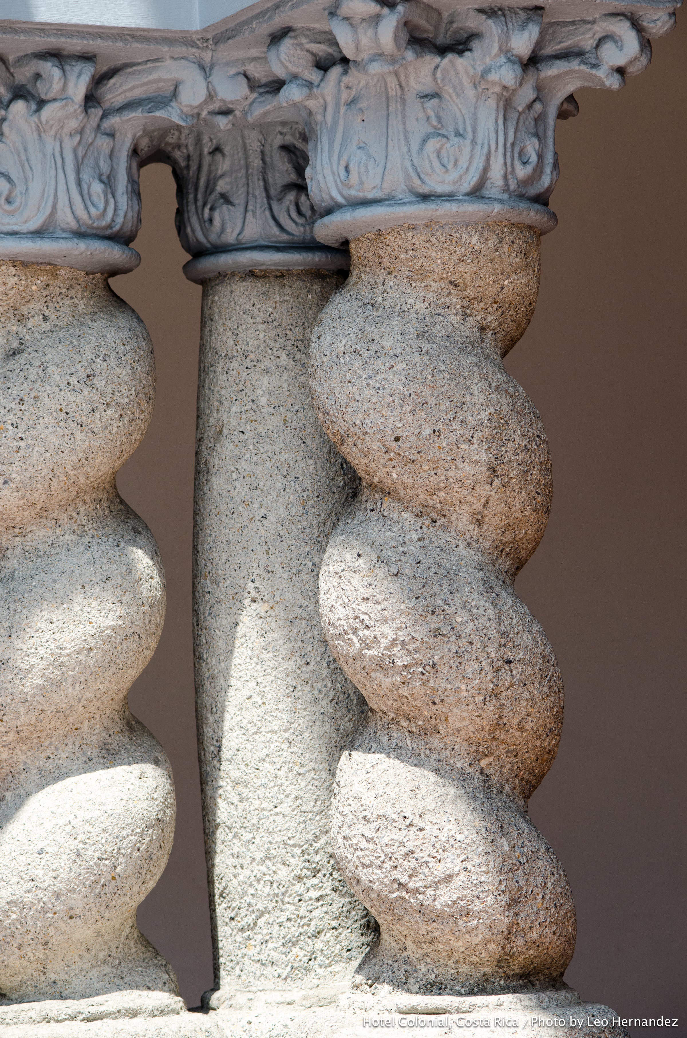 Detalle arquitectónico de columnas de adoquín del antejardín y foto de construcción 1