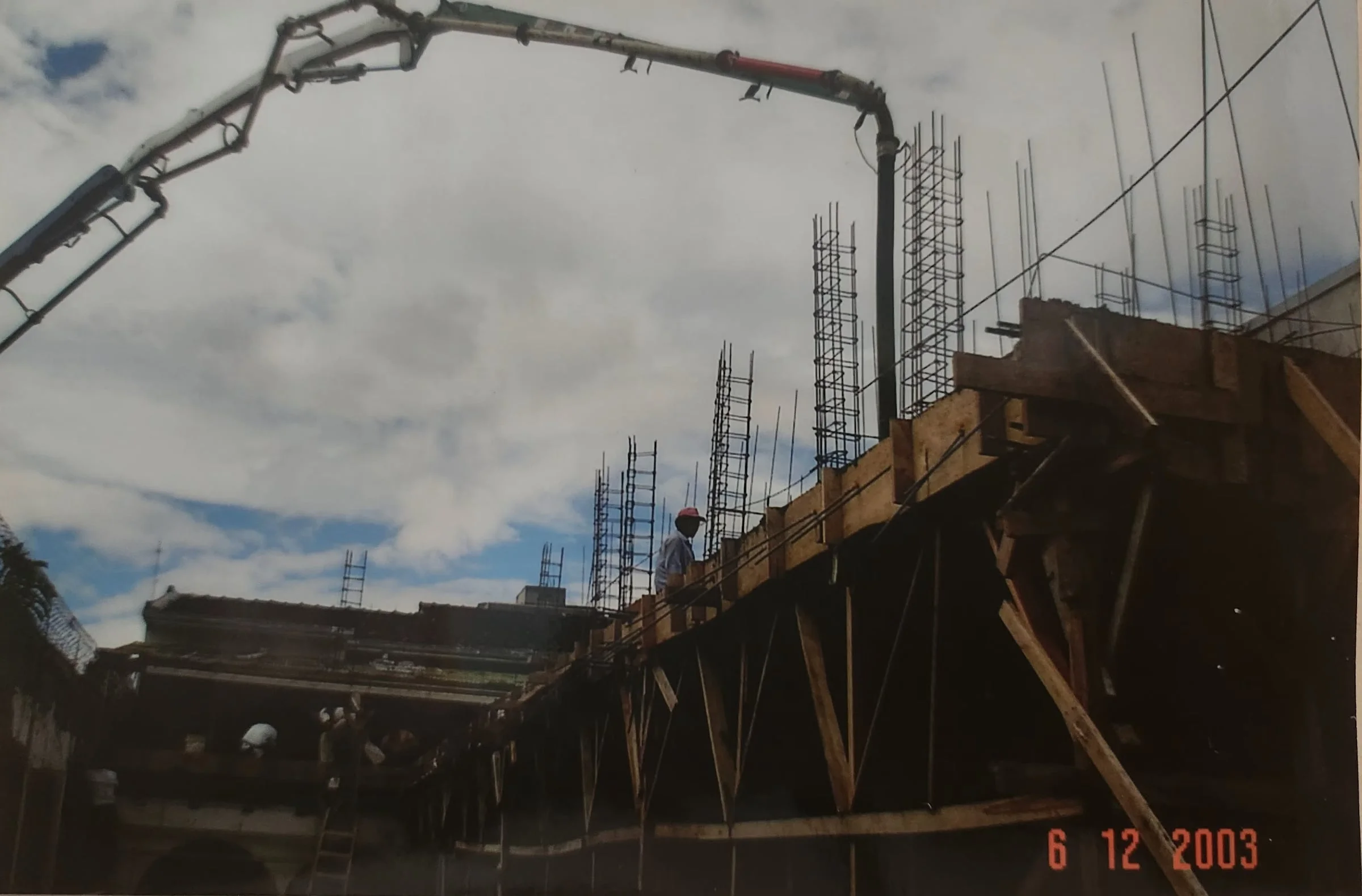 Detalle arquitectónico de columnas de adoquín del antejardín y foto de construcción