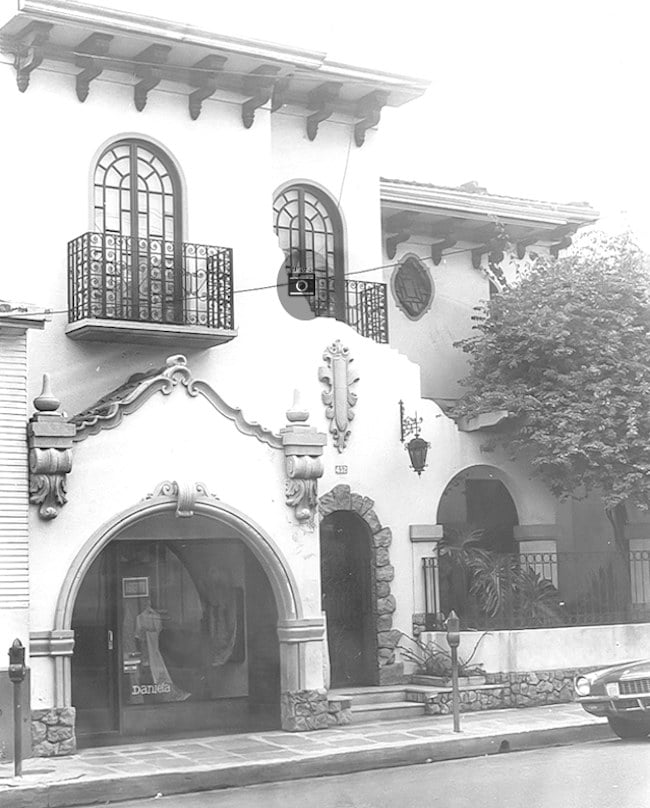 Fachada histórica del Hotel Colonial en blanco y negro 1