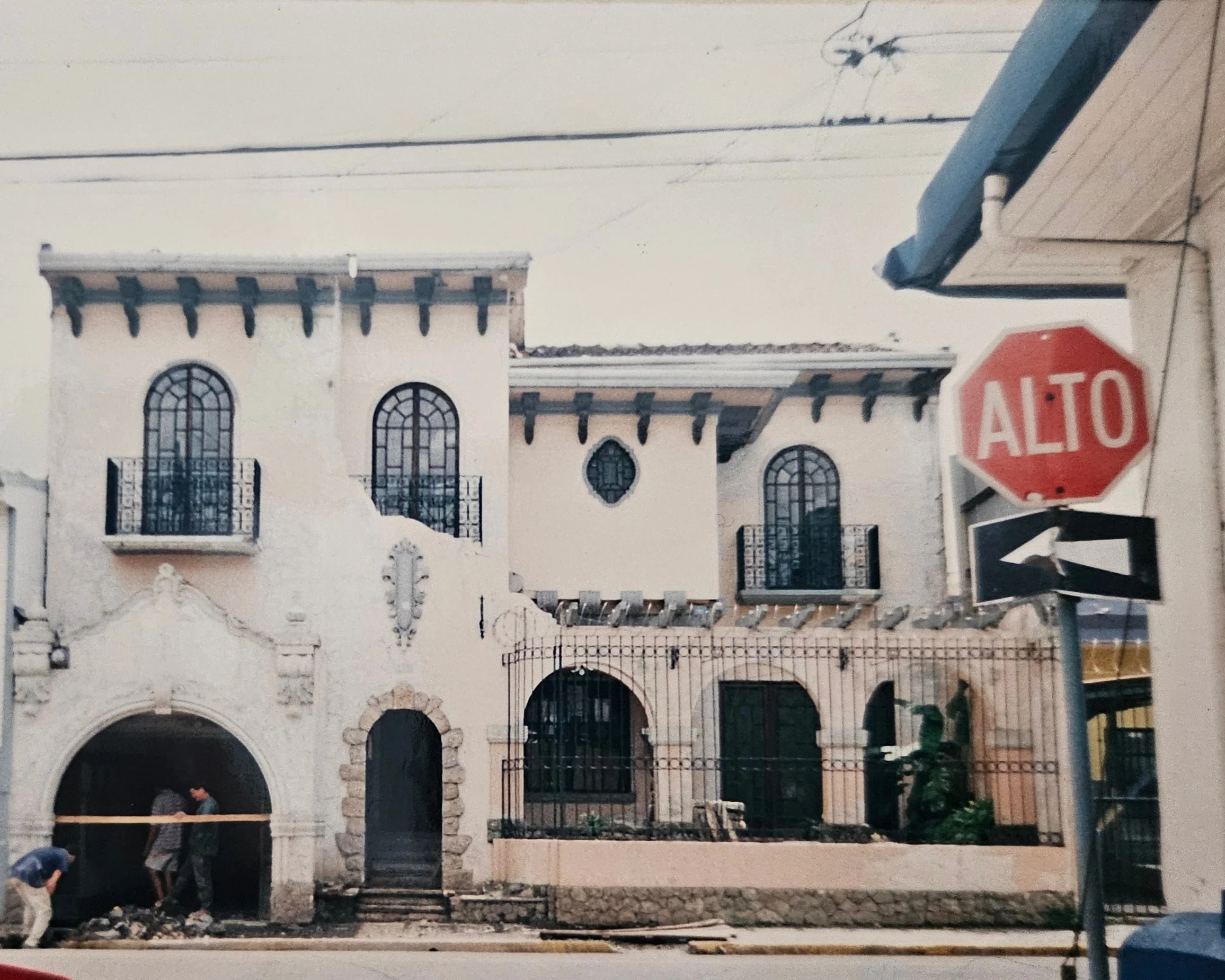 Fachada de la casa y detalle de la ebanistería preservada (parte 1)
